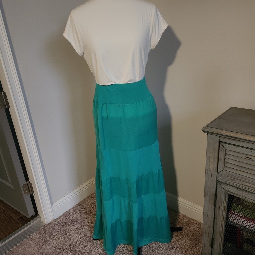 New York and Company Maxi Skirt Womens Size Medium Green Tiered Boho Mixed Media